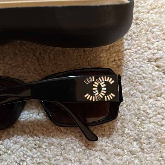 Authentic Chanel Sunglasses in Black with crystal rhinestone CC - Picture 4 of 9
